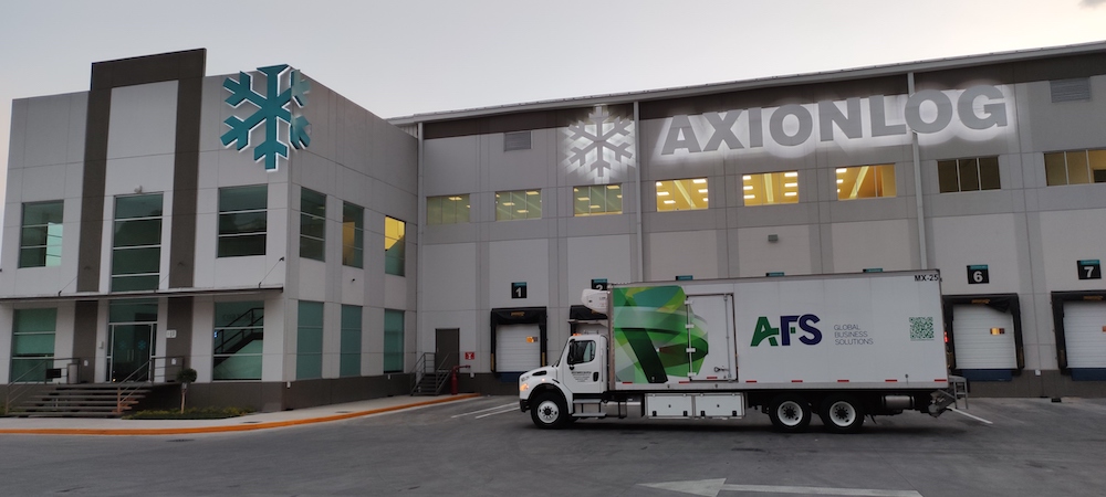 Empresa Axionlog com um caminhão na frente.